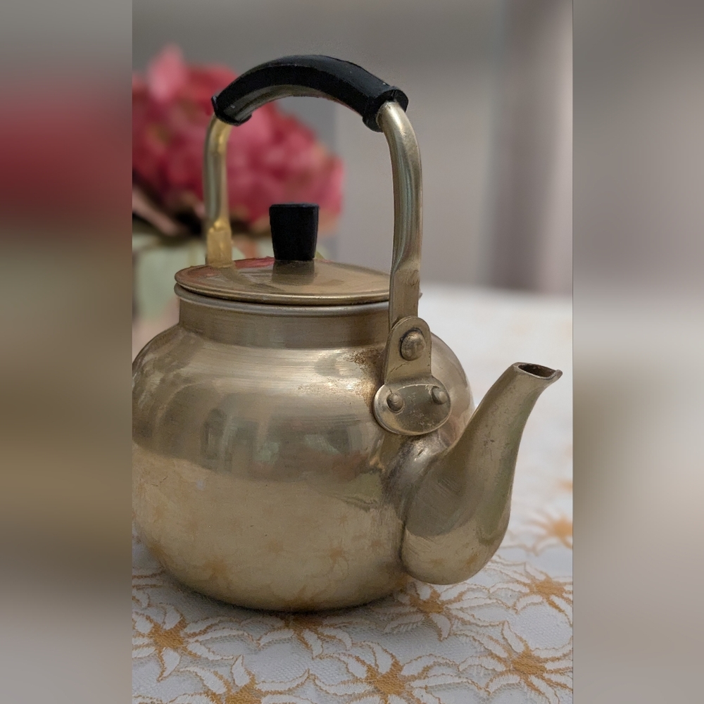 Gold Toned Aluminum Tea Kettle with Lid Black Handle  Farmhouse Cottagcore - Picture 8 of 10
